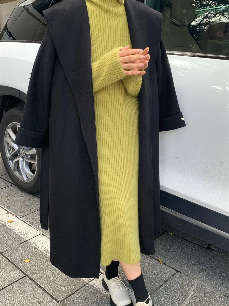 מעיל “שיראל” – מעיל צמר כפול בצבע שחור עם חגורה אלגנטית