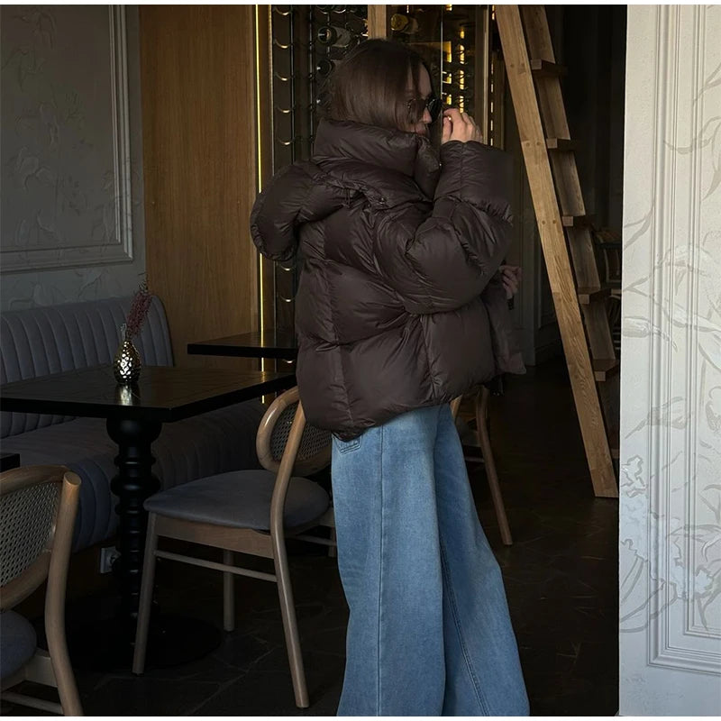 מעיל “אלין” – מעיל חורף קצר עם קפוצ׳ון לגברת האורבנית