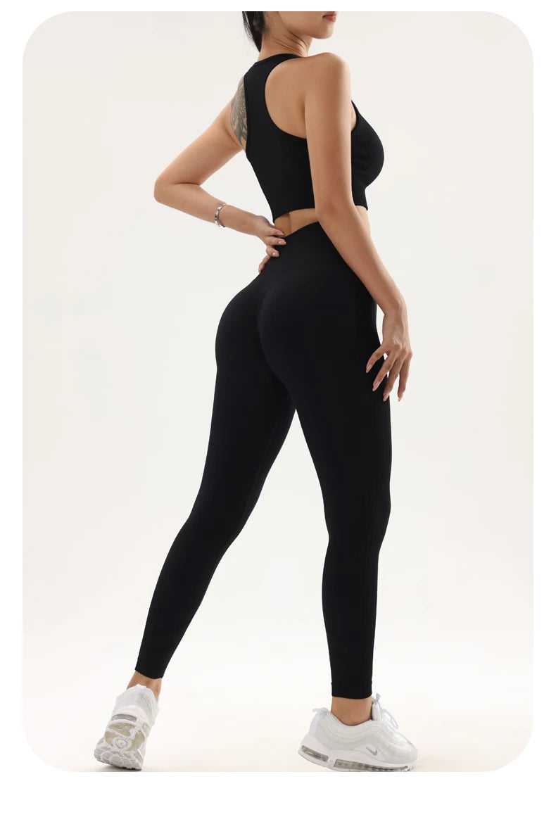 סט “ליאן” – סט יוגה מחטב עם טייץ היי־וויסט וחזיית ספורט נשית ויציבה