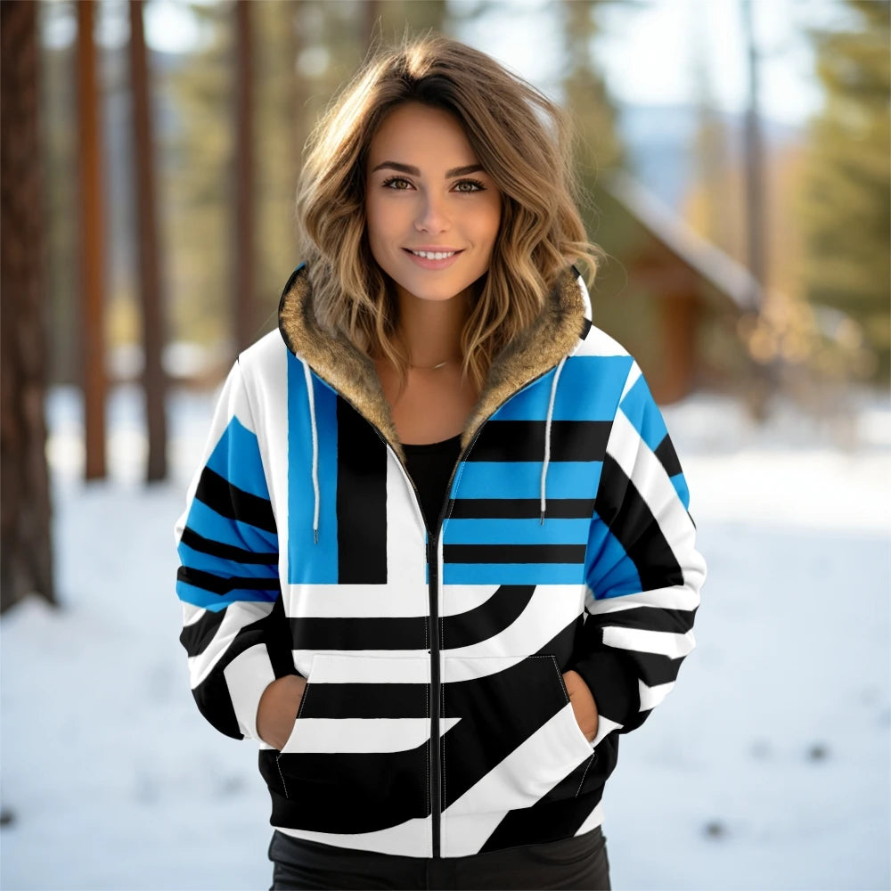 מעיל “נעמה” – מעיל חורף מעוצב עם הדפס גיאומטרי וקפוצ’ון פרוותי