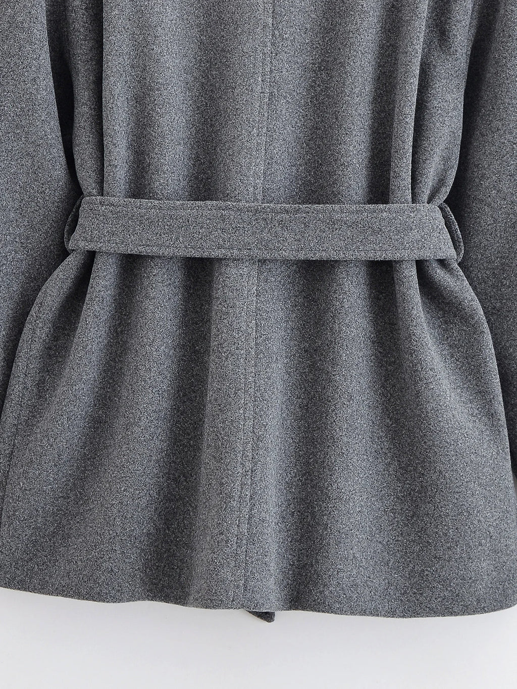 מעיל “ליוויה” – מעיל מיד-לנגת אלגנטי עם חגורה וחזות נקייה לסתיו וחורף