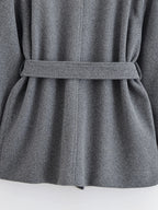 מעיל “ליוויה” – מעיל מיד-לנגת אלגנטי עם חגורה וחזות נקייה לסתיו וחורף