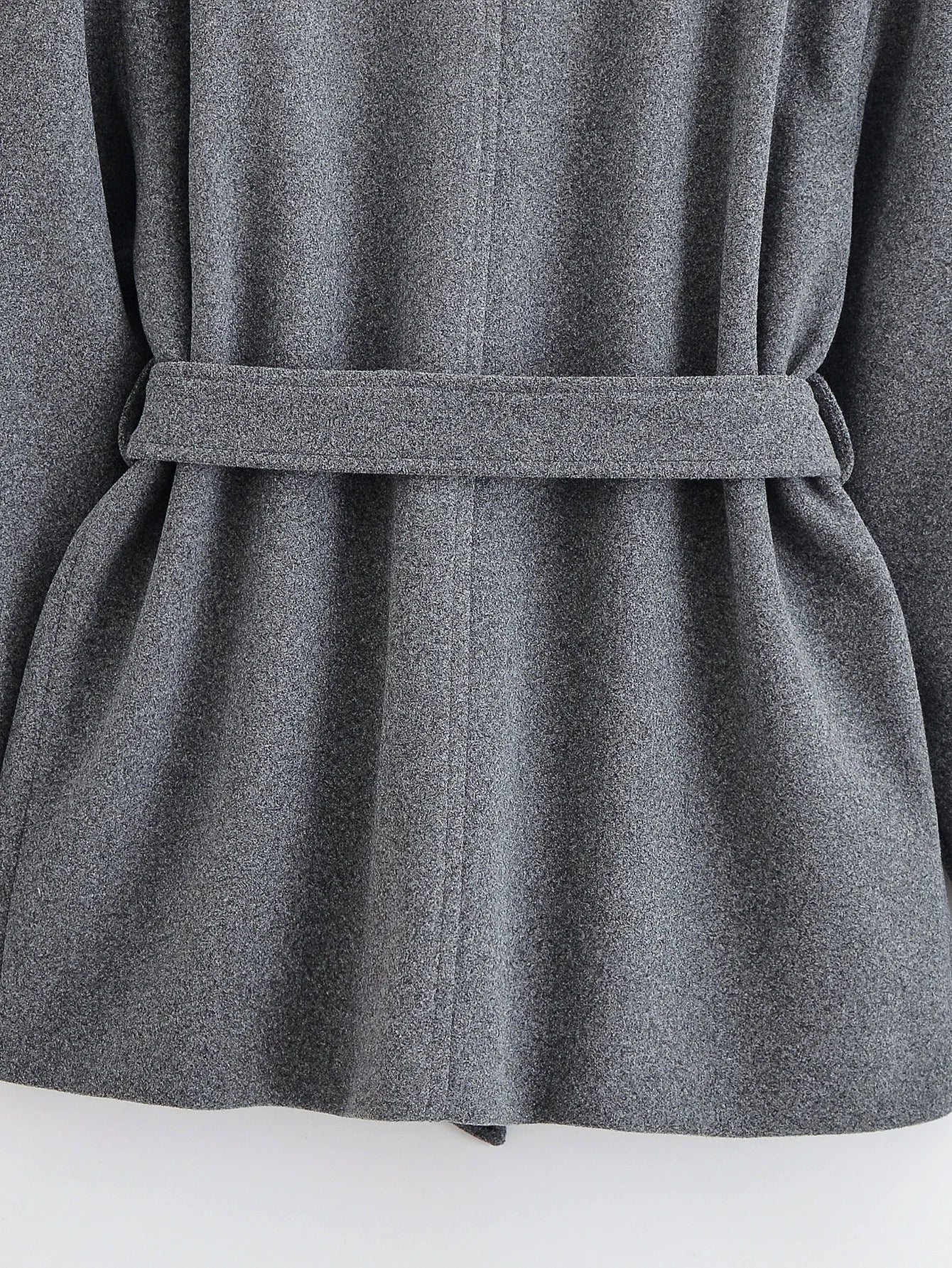 מעיל “ליוויה” – מעיל מיד-לנגת אלגנטי עם חגורה וחזות נקייה לסתיו וחורף