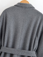 מעיל “ליוויה” – מעיל מיד-לנגת אלגנטי עם חגורה וחזות נקייה לסתיו וחורף