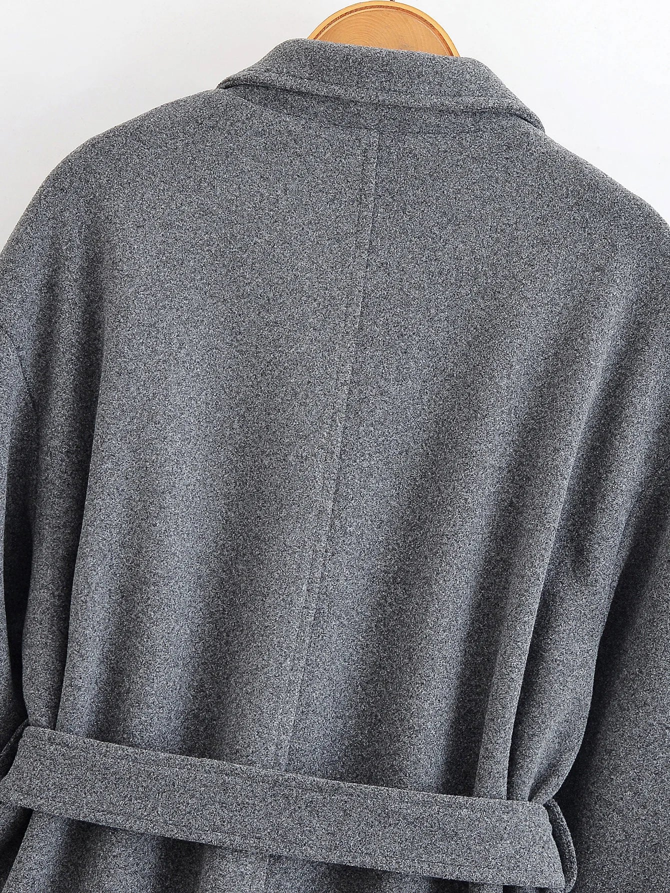 מעיל “ליוויה” – מעיל מיד-לנגת אלגנטי עם חגורה וחזות נקייה לסתיו וחורף