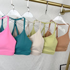 סט “קיילי” – סט יוגה קצר עם טופ פתוח בגב משולש וטייץ היי־וויסט מחטב