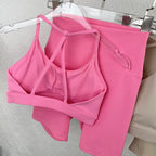 סט “קיילי” – סט יוגה קצר עם טופ פתוח בגב משולש וטייץ היי־וויסט מחטב