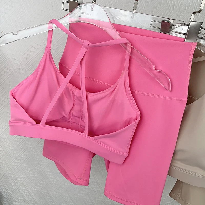 סט “קיילי” – סט יוגה קצר עם טופ פתוח בגב משולש וטייץ היי־וויסט מחטב