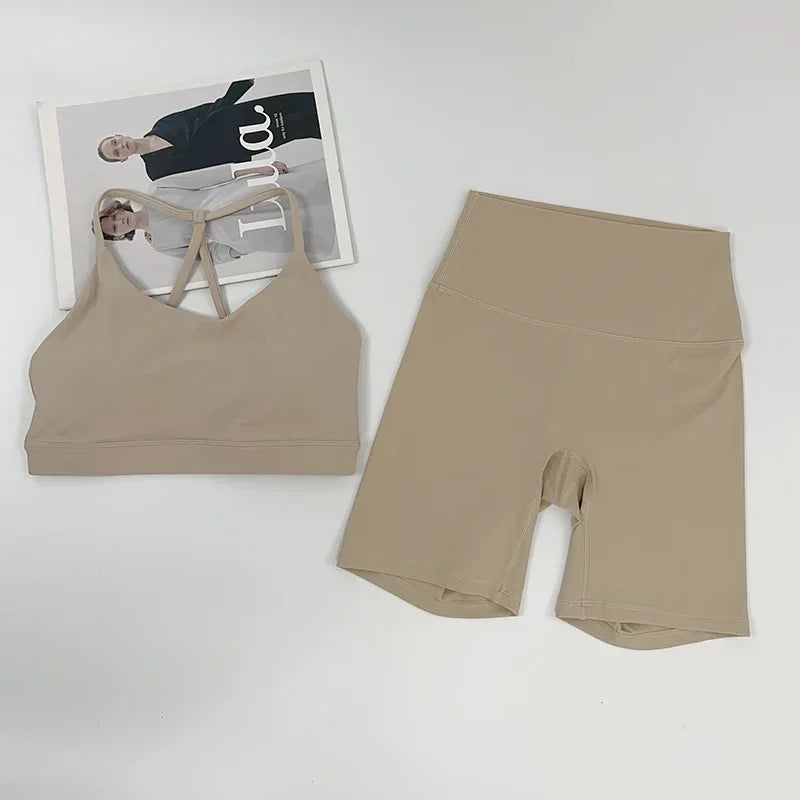 סט “קיילי” – סט יוגה קצר עם טופ פתוח בגב משולש וטייץ היי־וויסט מחטב
