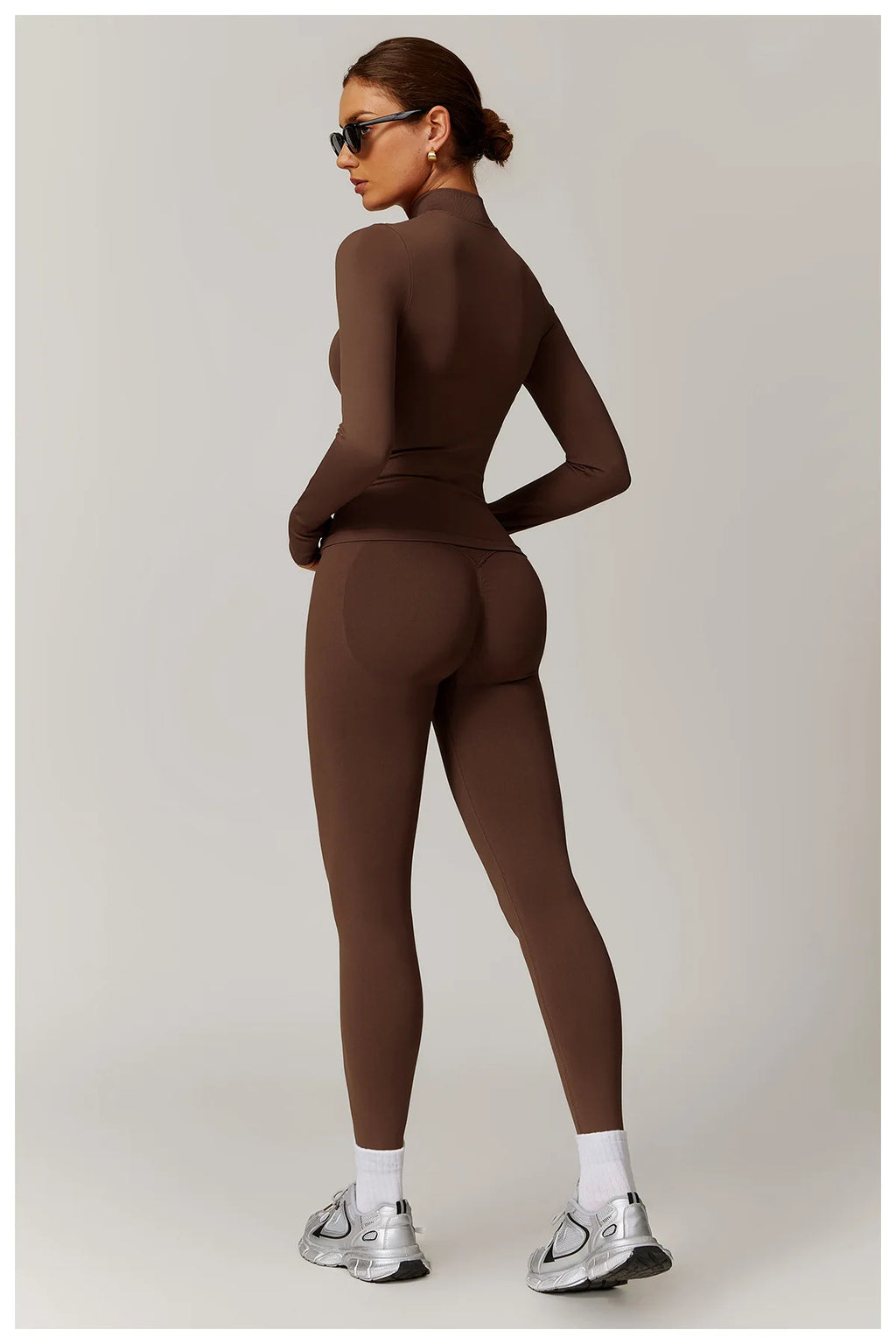 סט “מיכאלה” – סט יוגה 2025 עם טייץ היי־וויסט מחטב וג׳קט רוכסן ארוך שרוול