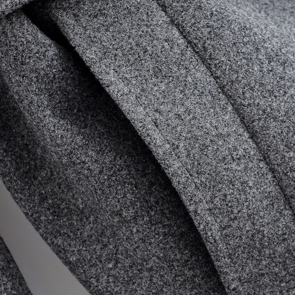 מעיל “ליוויה” – מעיל מיד-לנגת אלגנטי עם חגורה וחזות נקייה לסתיו וחורף