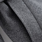 מעיל “ליוויה” – מעיל מיד-לנגת אלגנטי עם חגורה וחזות נקייה לסתיו וחורף