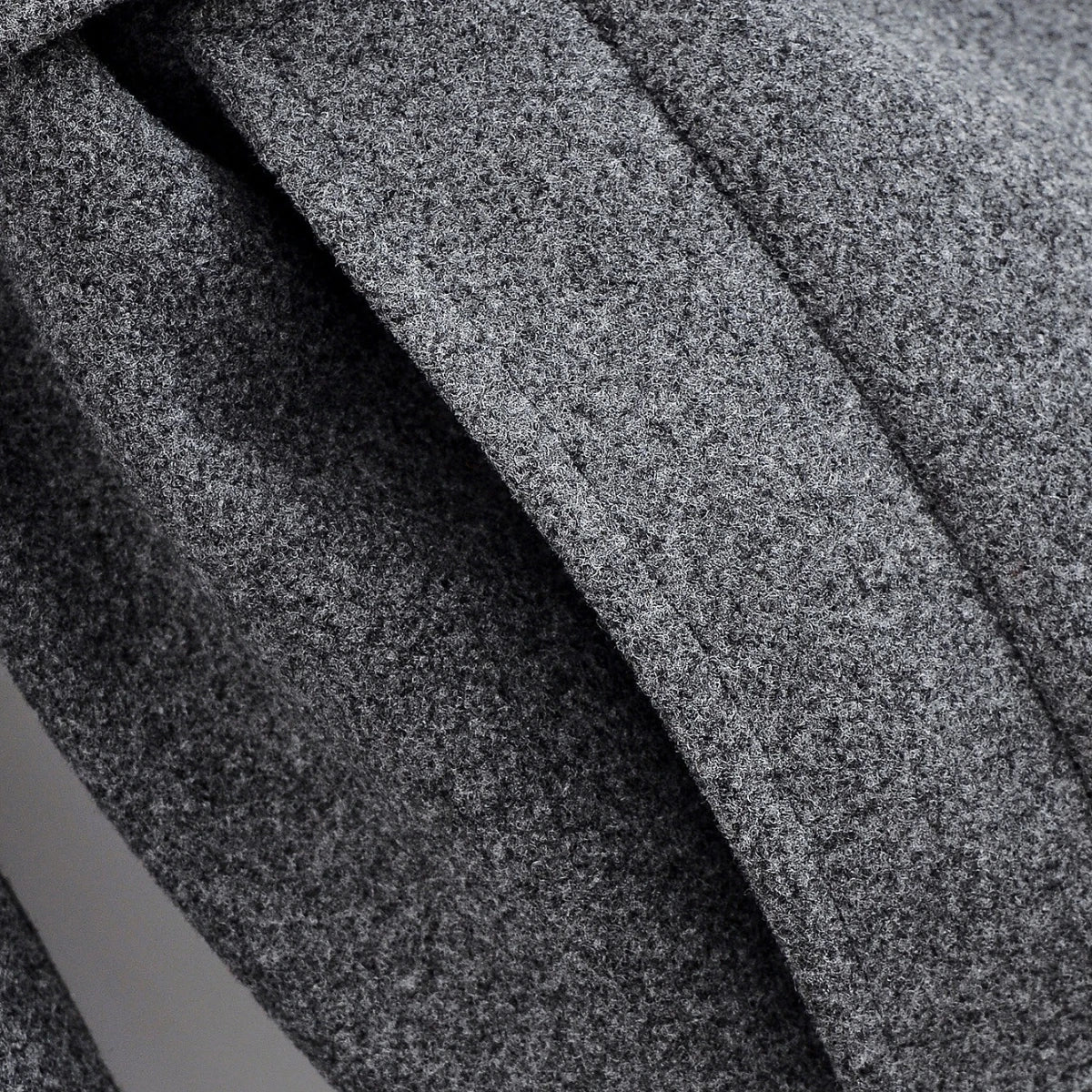 מעיל “ליוויה” – מעיל מיד-לנגת אלגנטי עם חגורה וחזות נקייה לסתיו וחורף