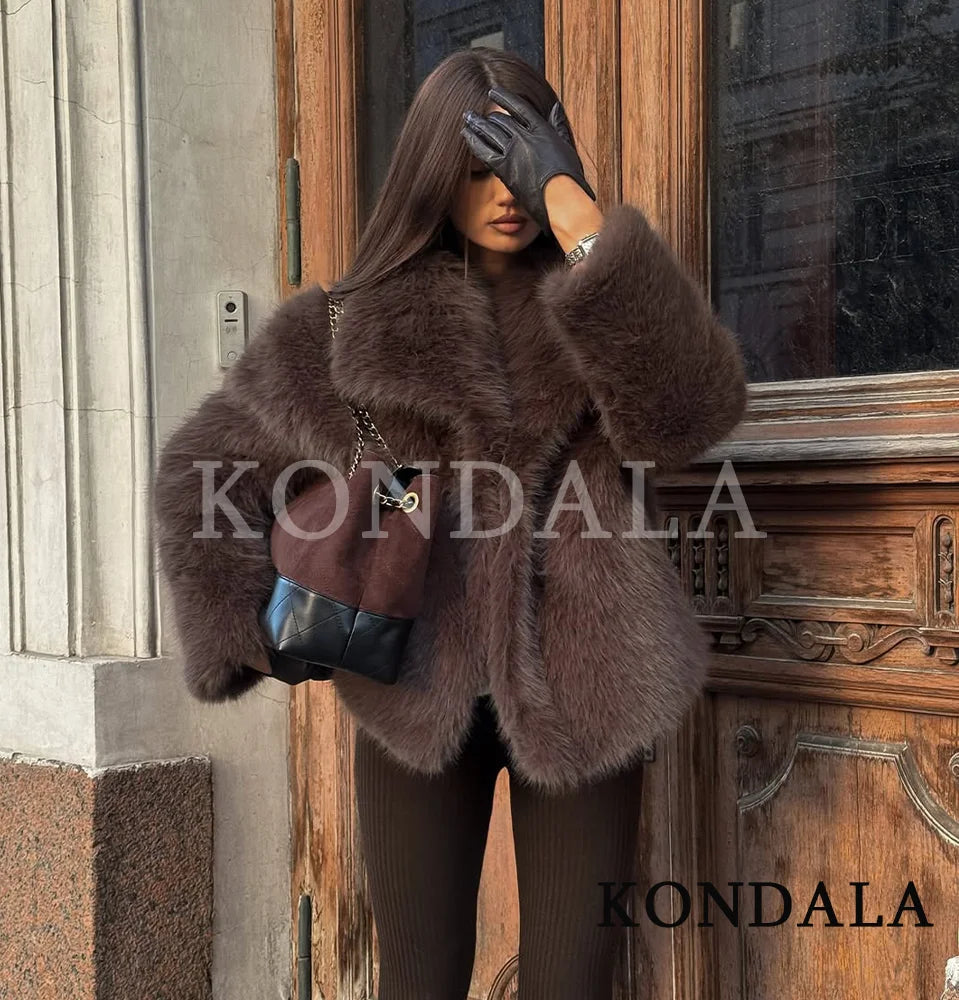 מעיל “קורל” – מעיל פרווה חום עמוק בסגנון High Street יוקרתי