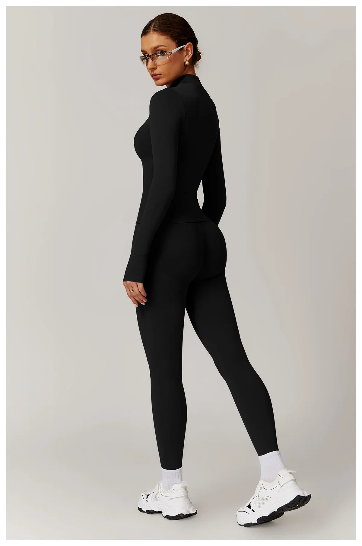 סט “מיכאלה” – סט יוגה 2025 עם טייץ היי־וויסט מחטב וג׳קט רוכסן ארוך שרוול