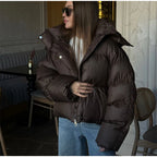 מעיל “אלין” – מעיל חורף קצר עם קפוצ׳ון לגברת האורבנית