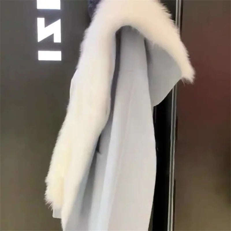 מעיל “אמילי” – מעיל צמר ורוד עם קפוצ’ון ופרווה קצרה, אלגנטי ויוקרתי לחורף 2026