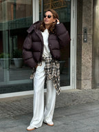 מעיל “אלין” – מעיל חורף קצר עם קפוצ׳ון לגברת האורבנית