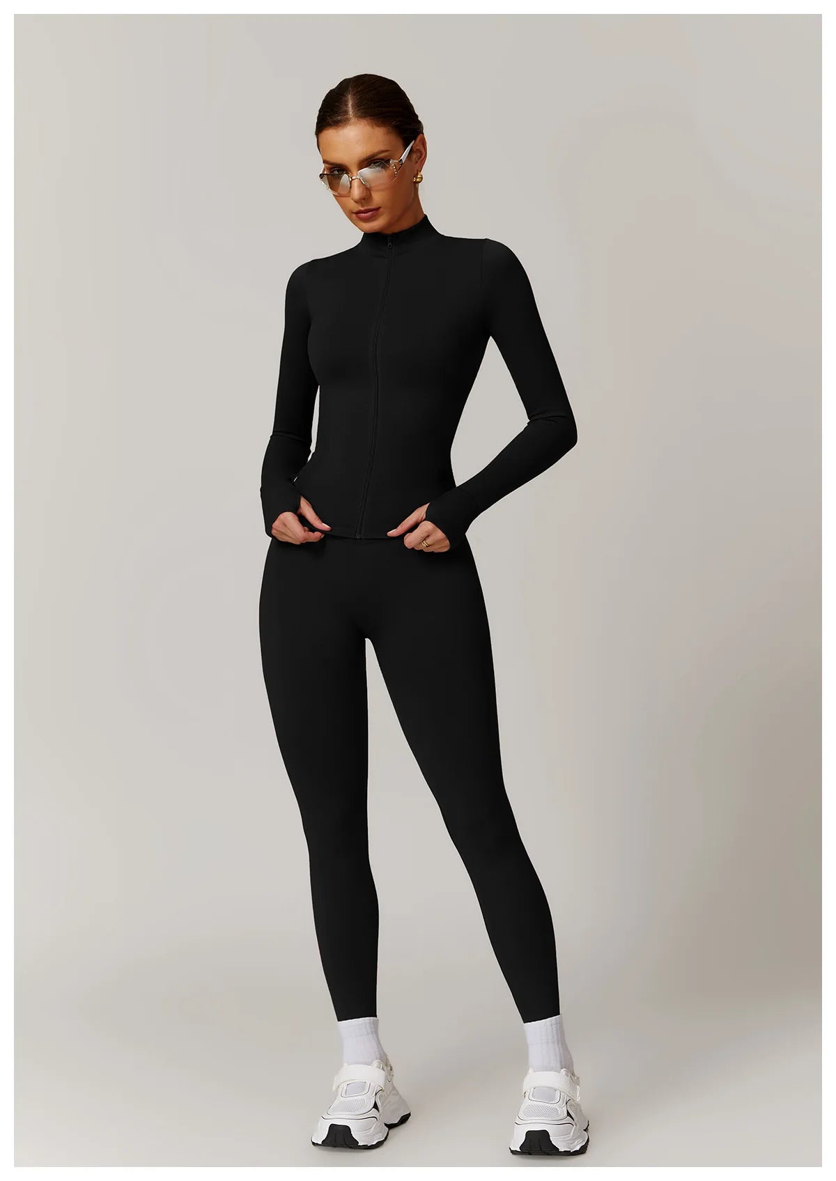 סט “מיכאלה” – סט יוגה 2025 עם טייץ היי־וויסט מחטב וג׳קט רוכסן ארוך שרוול