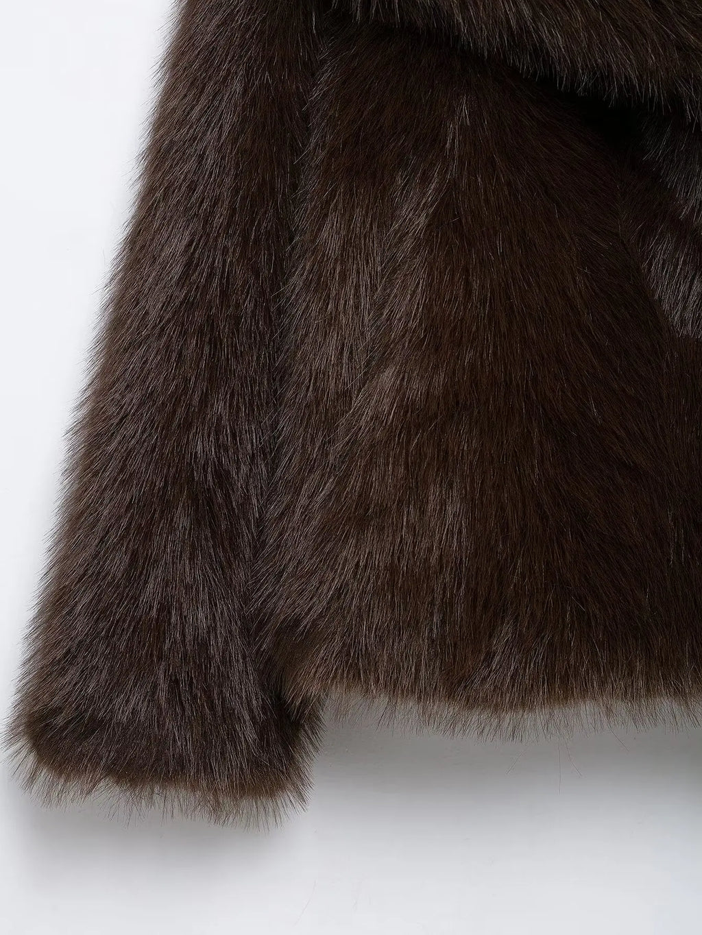 מעיל “קורל” – מעיל פרווה חום עמוק בסגנון High Street יוקרתי