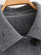 מעיל “ליוויה” – מעיל מיד-לנגת אלגנטי עם חגורה וחזות נקייה לסתיו וחורף