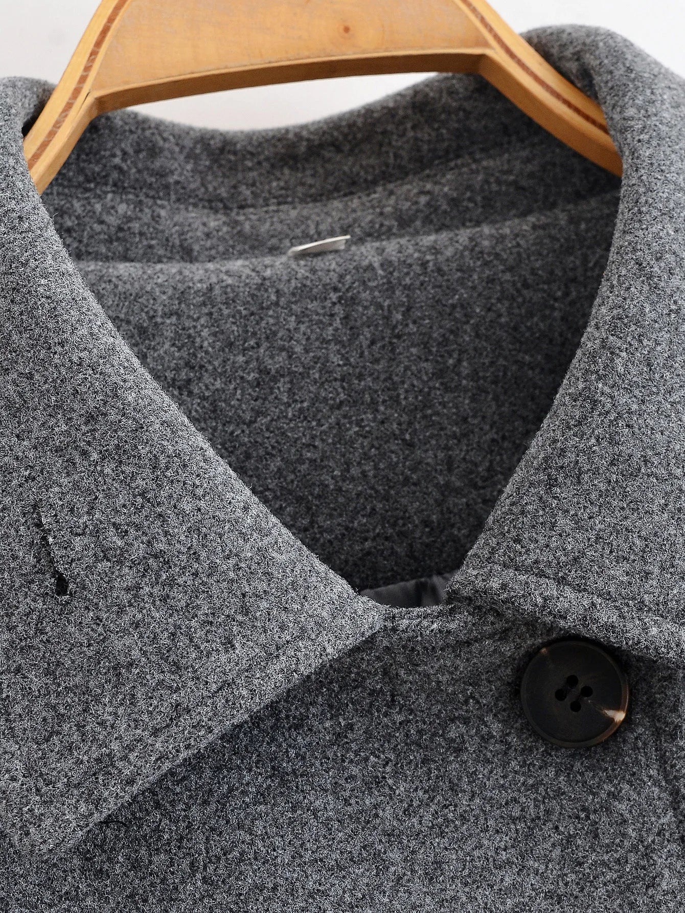 מעיל “ליוויה” – מעיל מיד-לנגת אלגנטי עם חגורה וחזות נקייה לסתיו וחורף