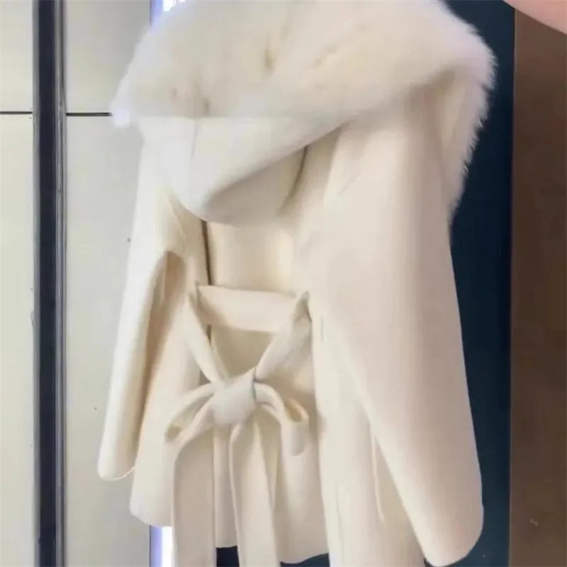 מעיל “אמילי” – מעיל צמר ורוד עם קפוצ’ון ופרווה קצרה, אלגנטי ויוקרתי לחורף 2026