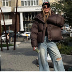 מעיל “אלין” – מעיל חורף קצר עם קפוצ׳ון לגברת האורבנית