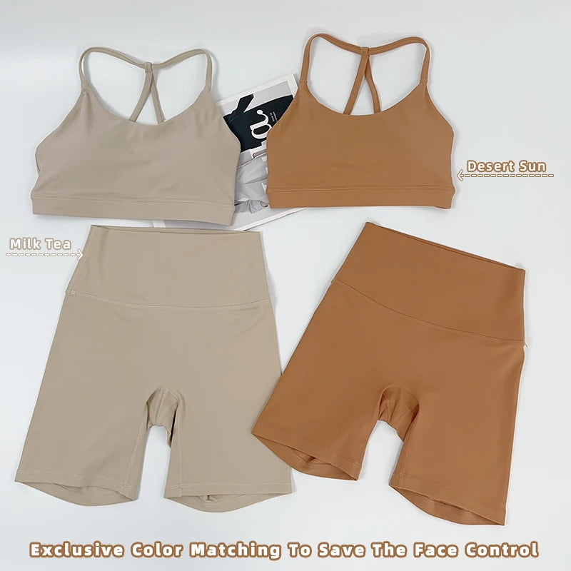 סט “קיילי” – סט יוגה קצר עם טופ פתוח בגב משולש וטייץ היי־וויסט מחטב