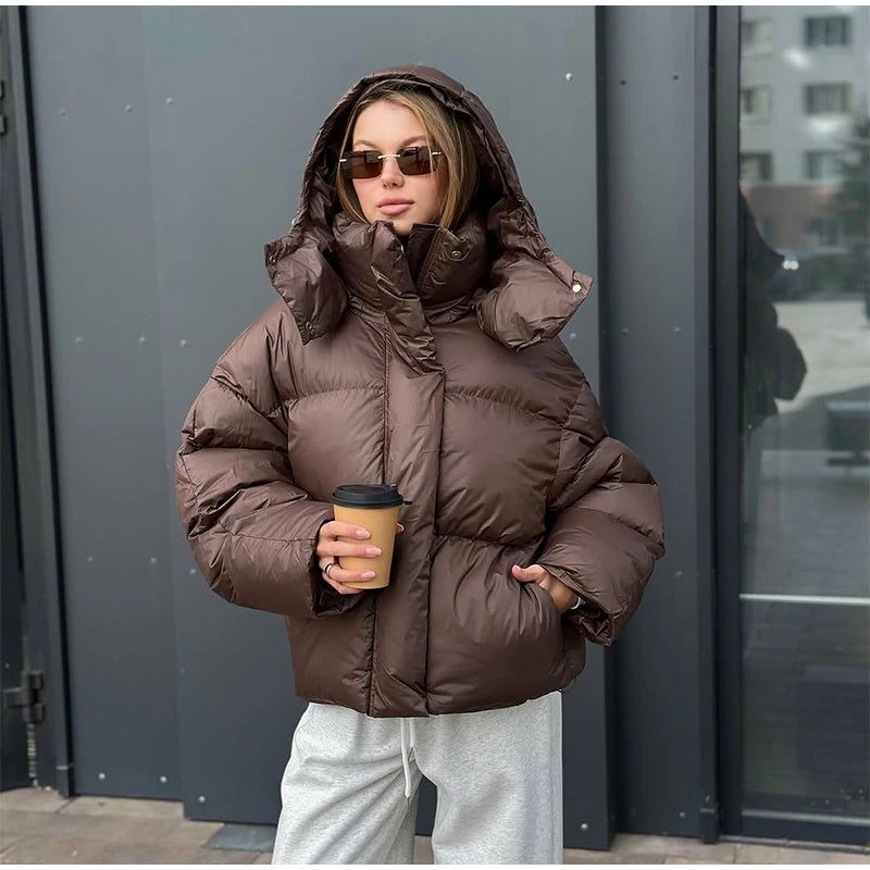 מעיל “אלין” – מעיל חורף קצר עם קפוצ׳ון לגברת האורבנית