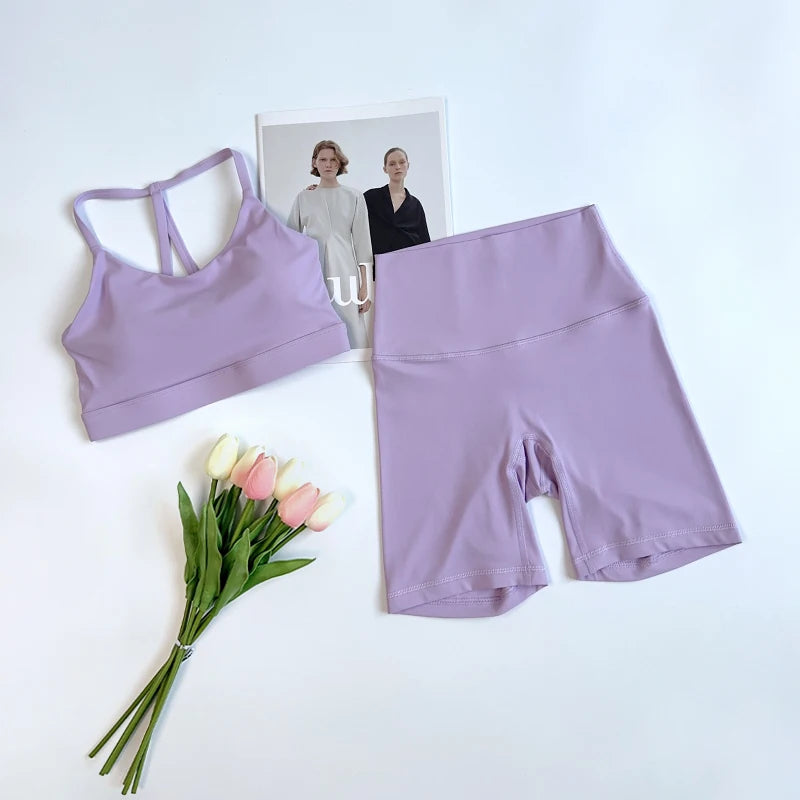 סט “קיילי” – סט יוגה קצר עם טופ פתוח בגב משולש וטייץ היי־וויסט מחטב