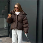 מעיל “אלין” – מעיל חורף קצר עם קפוצ׳ון לגברת האורבנית