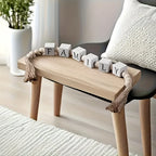 שרשרת אותיות עץ בעיצוב כפרי עם גדילים