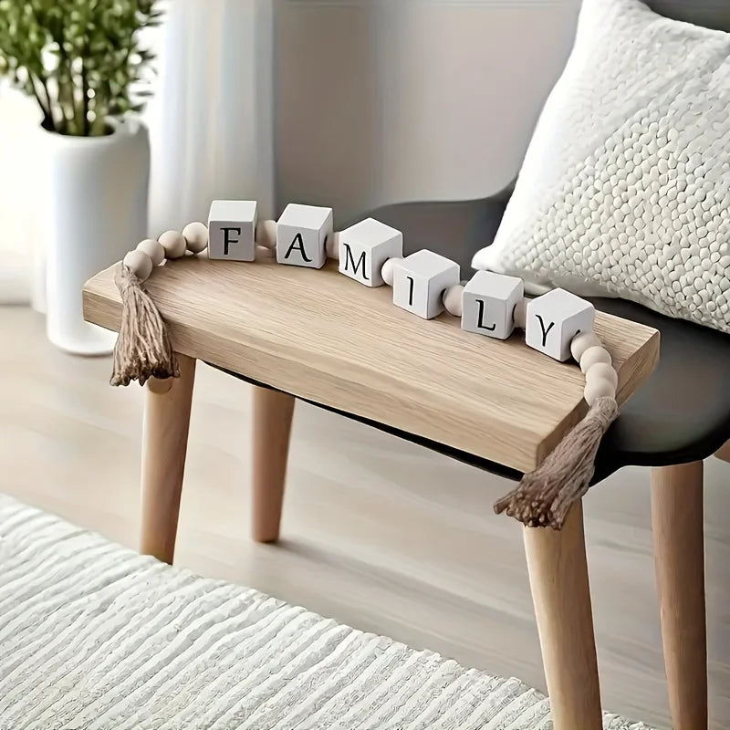 שרשרת אותיות עץ בעיצוב כפרי עם גדילים