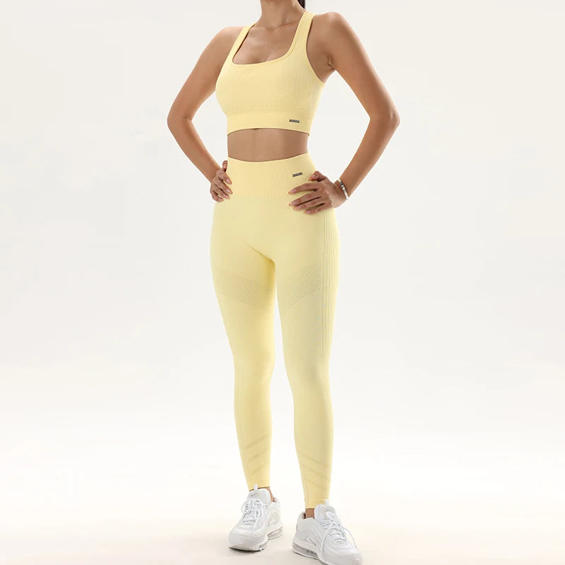 סט “ליאן” – סט יוגה מחטב עם טייץ היי־וויסט וחזיית ספורט נשית ויציבה