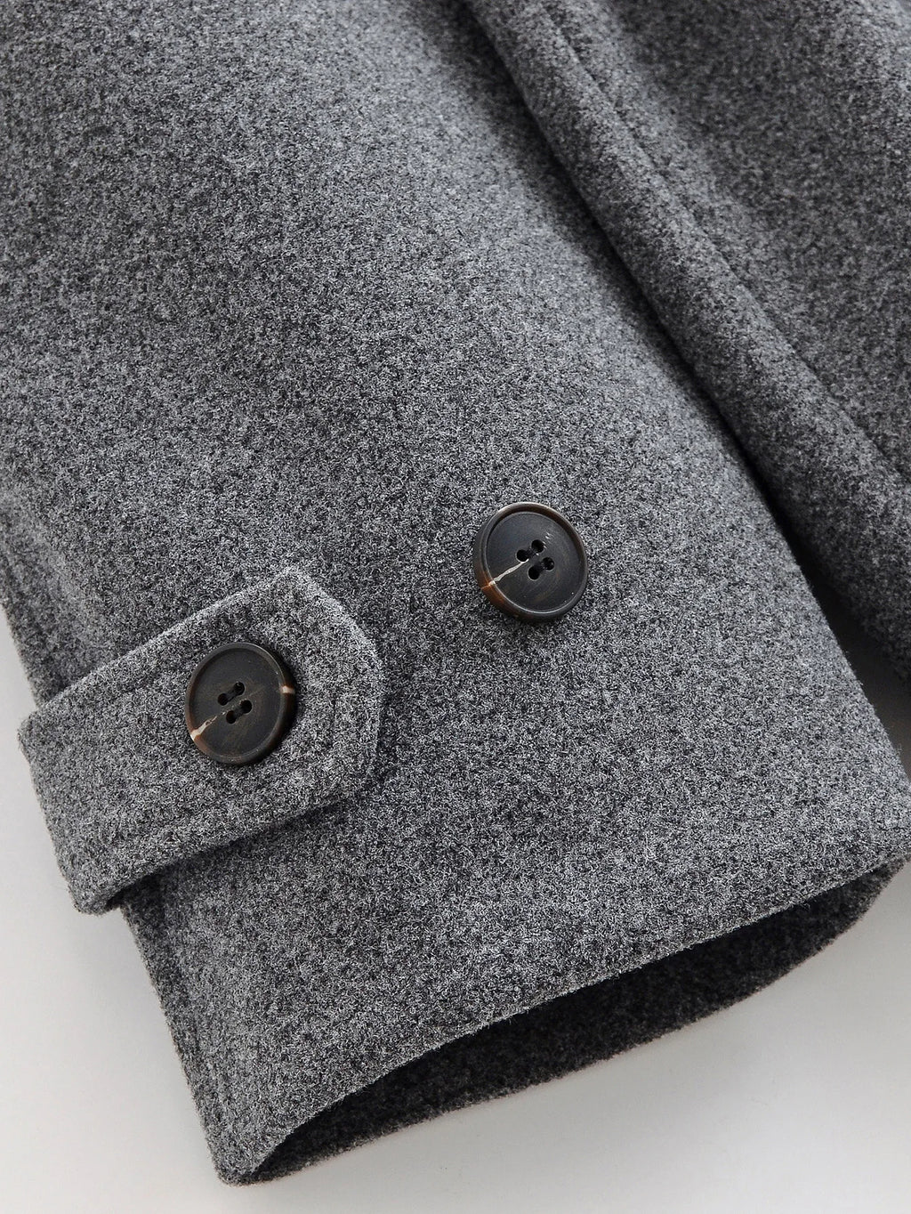 מעיל “ליוויה” – מעיל מיד-לנגת אלגנטי עם חגורה וחזות נקייה לסתיו וחורף