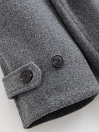 מעיל “ליוויה” – מעיל מיד-לנגת אלגנטי עם חגורה וחזות נקייה לסתיו וחורף