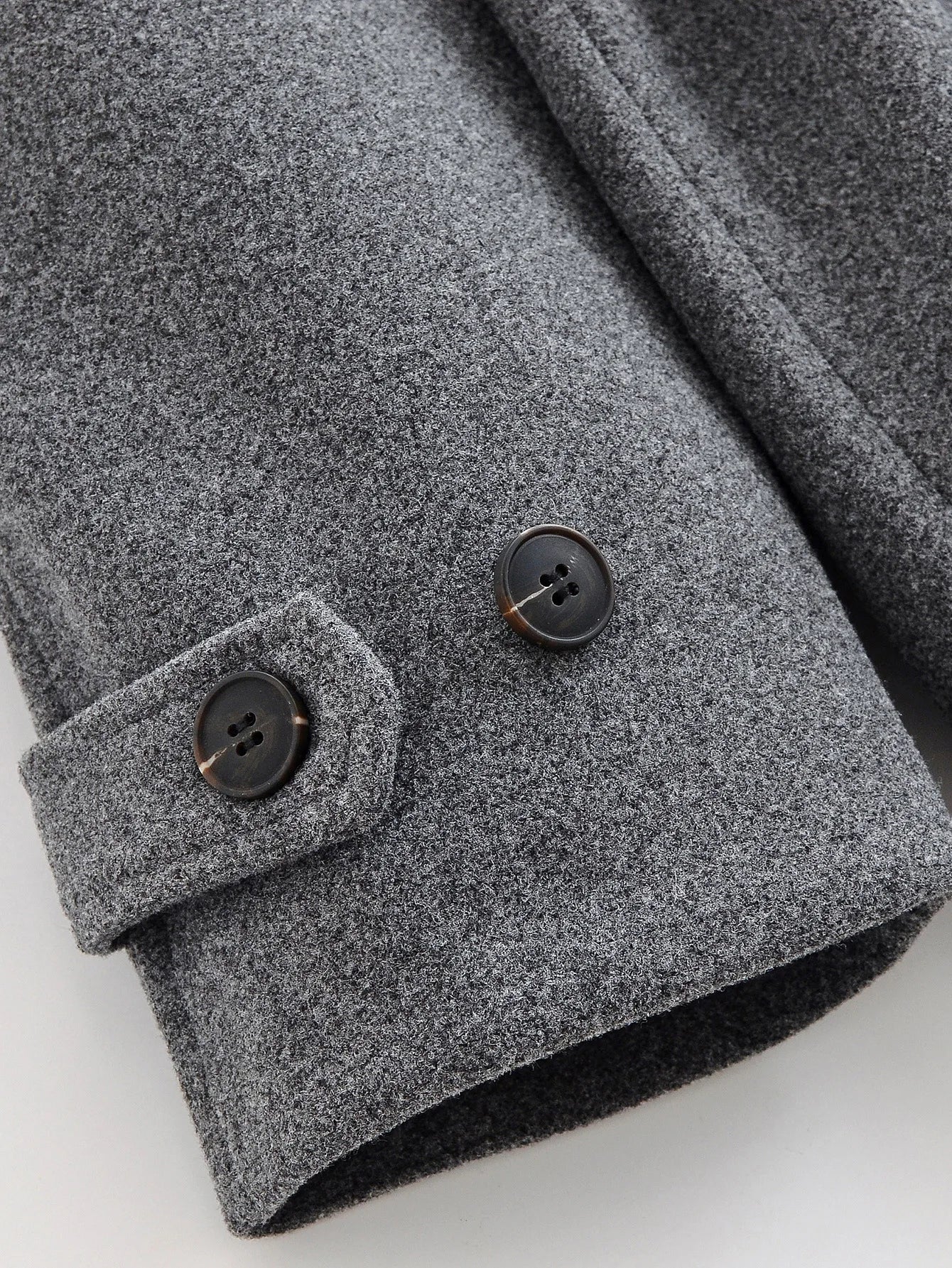 מעיל “ליוויה” – מעיל מיד-לנגת אלגנטי עם חגורה וחזות נקייה לסתיו וחורף