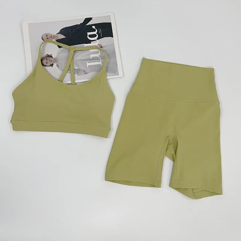 סט “קיילי” – סט יוגה קצר עם טופ פתוח בגב משולש וטייץ היי־וויסט מחטב