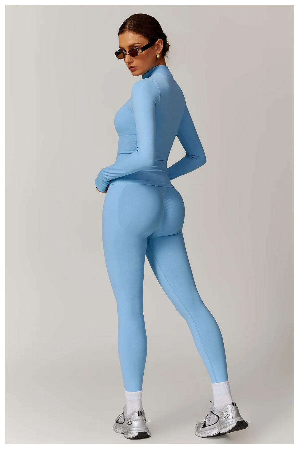 סט “מיכאלה” – סט יוגה 2025 עם טייץ היי־וויסט מחטב וג׳קט רוכסן ארוך שרוול