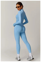 סט “מיכאלה” – סט יוגה 2025 עם טייץ היי־וויסט מחטב וג׳קט רוכסן ארוך שרוול