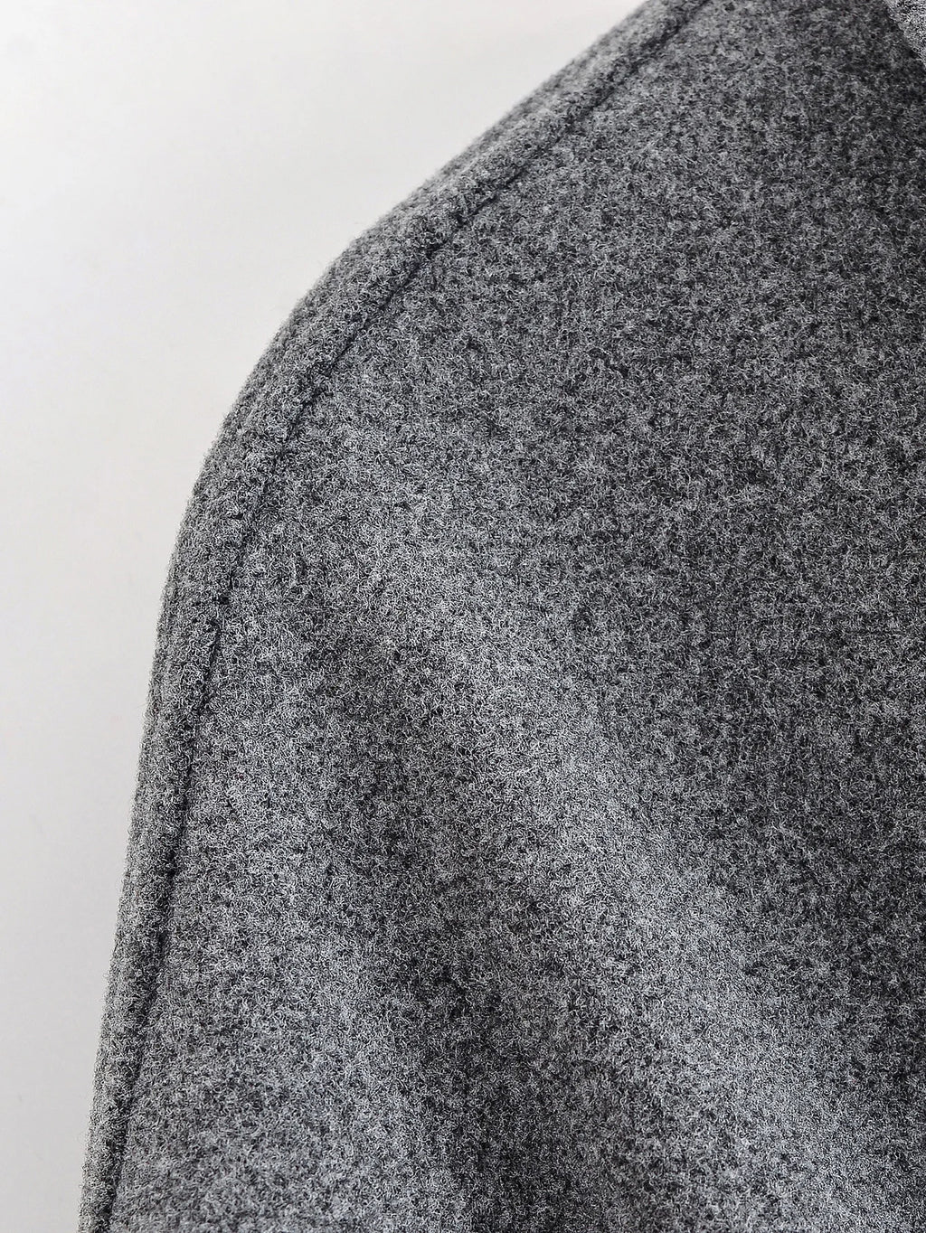 מעיל “ליוויה” – מעיל מיד-לנגת אלגנטי עם חגורה וחזות נקייה לסתיו וחורף