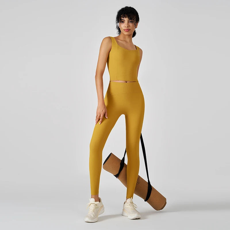 סט “אלין” – סט יוגה וריבד לנשים עם גופייה מרובעת וטייץ מחטב