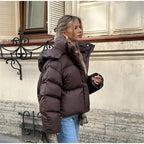 מעיל “אלין” – מעיל חורף קצר עם קפוצ׳ון לגברת האורבנית