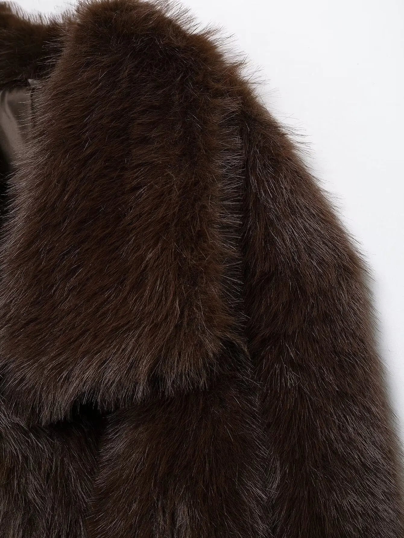 מעיל “קורל” – מעיל פרווה חום עמוק בסגנון High Street יוקרתי