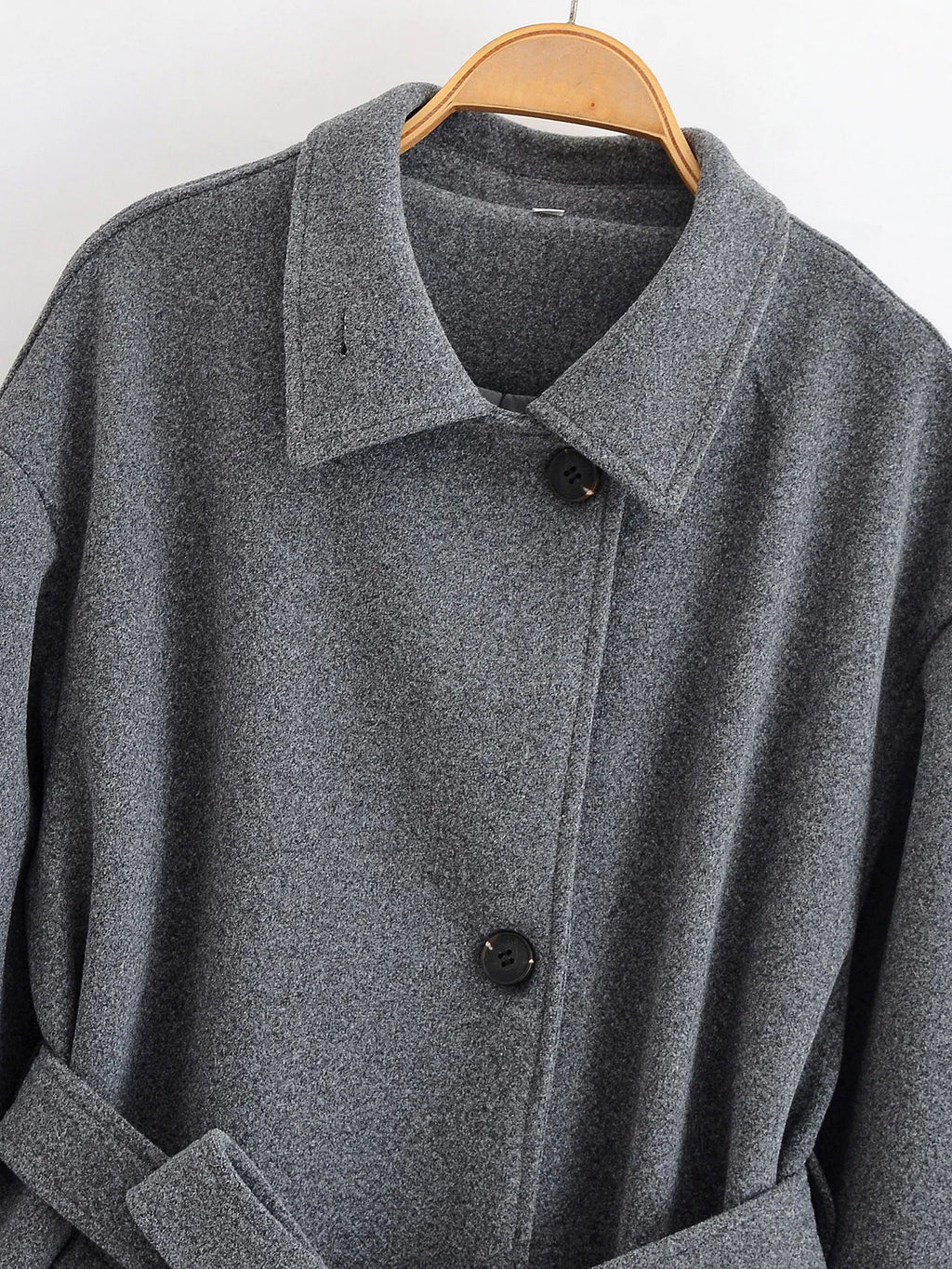 מעיל “ליוויה” – מעיל מיד-לנגת אלגנטי עם חגורה וחזות נקייה לסתיו וחורף