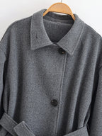 מעיל “ליוויה” – מעיל מיד-לנגת אלגנטי עם חגורה וחזות נקייה לסתיו וחורף