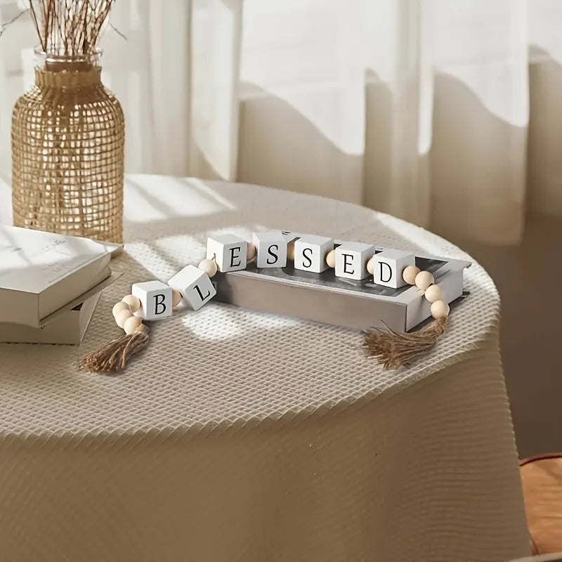 שרשרת אותיות עץ בעיצוב כפרי עם גדילים