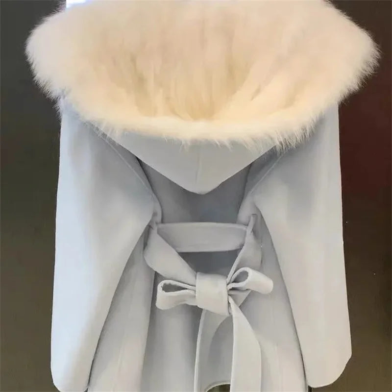 מעיל “אמילי” – מעיל צמר ורוד עם קפוצ’ון ופרווה קצרה, אלגנטי ויוקרתי לחורף 2026