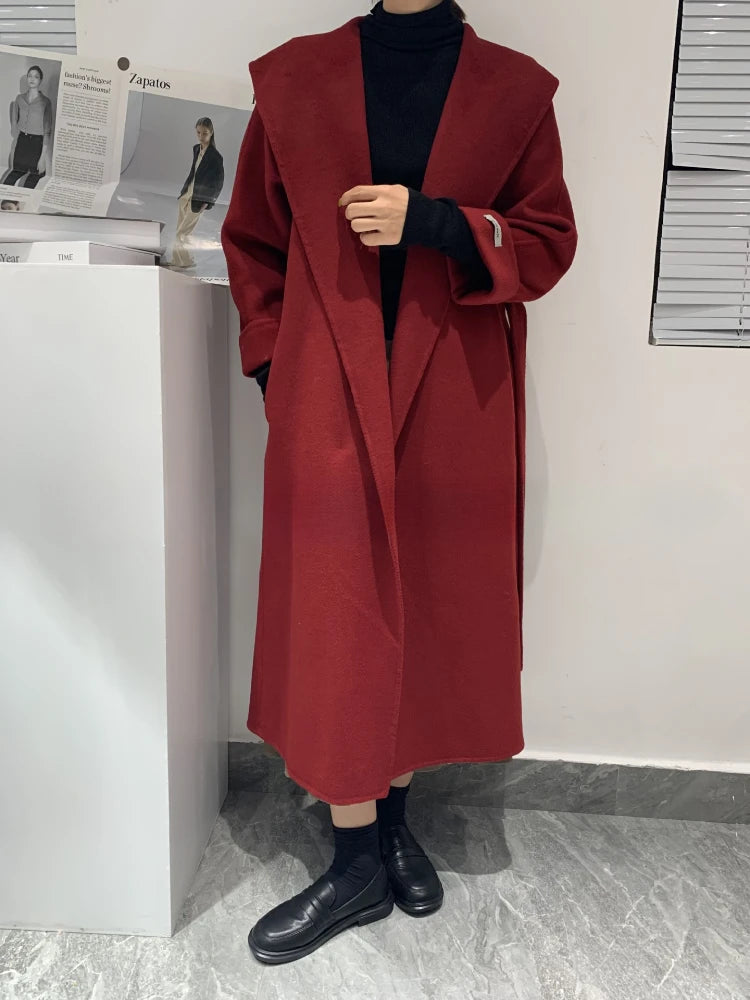 מעיל “שיראל” – מעיל צמר כפול בצבע שחור עם חגורה אלגנטית